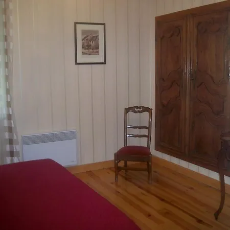 Le Vieux Pommier Bed & Breakfast Giat
