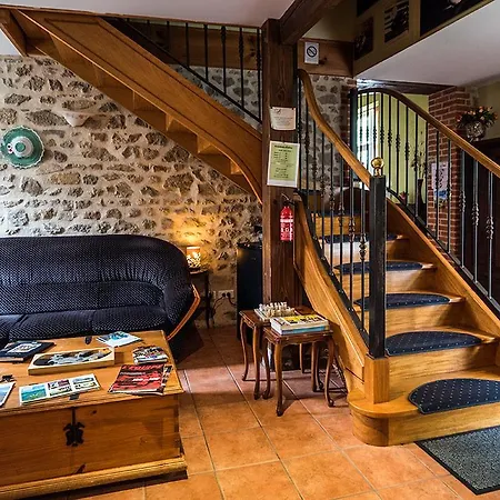 Le Vieux Pommier Bed & Breakfast Giat